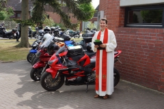 vor der Kirche